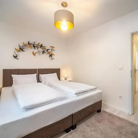 Sunbeam Crest Lejlighed *